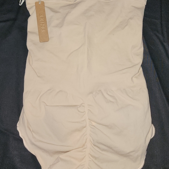 SKIMS NWT Every day Sculpt 3X runs very smal - Picture 2 of 3